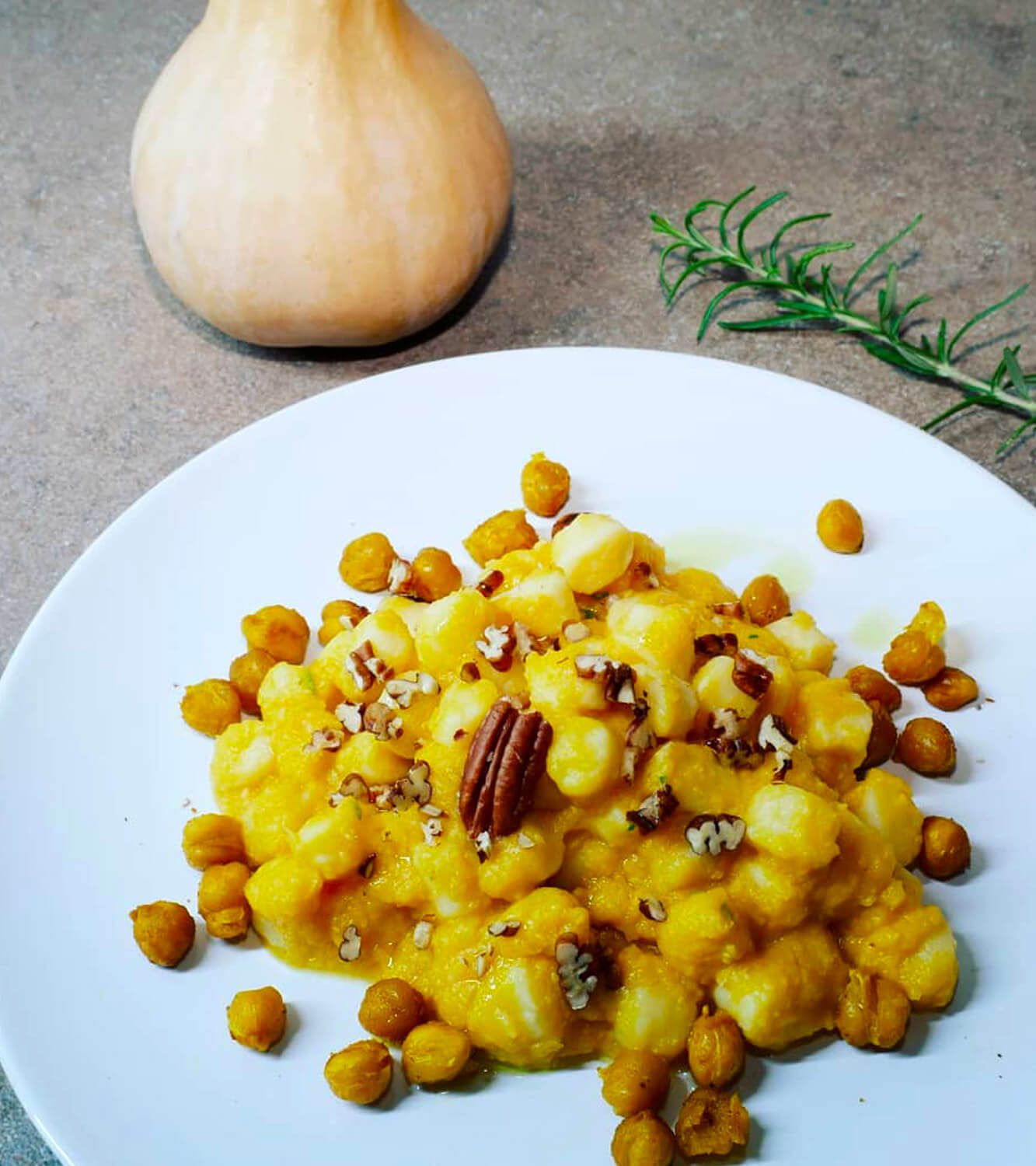 Organic mini gnocchi with pumpkin and chickpea cream