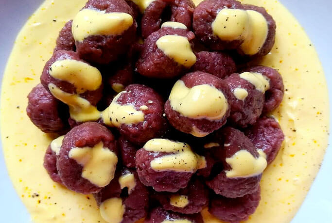 Beetroot gnocchi with quark cheese and saffron