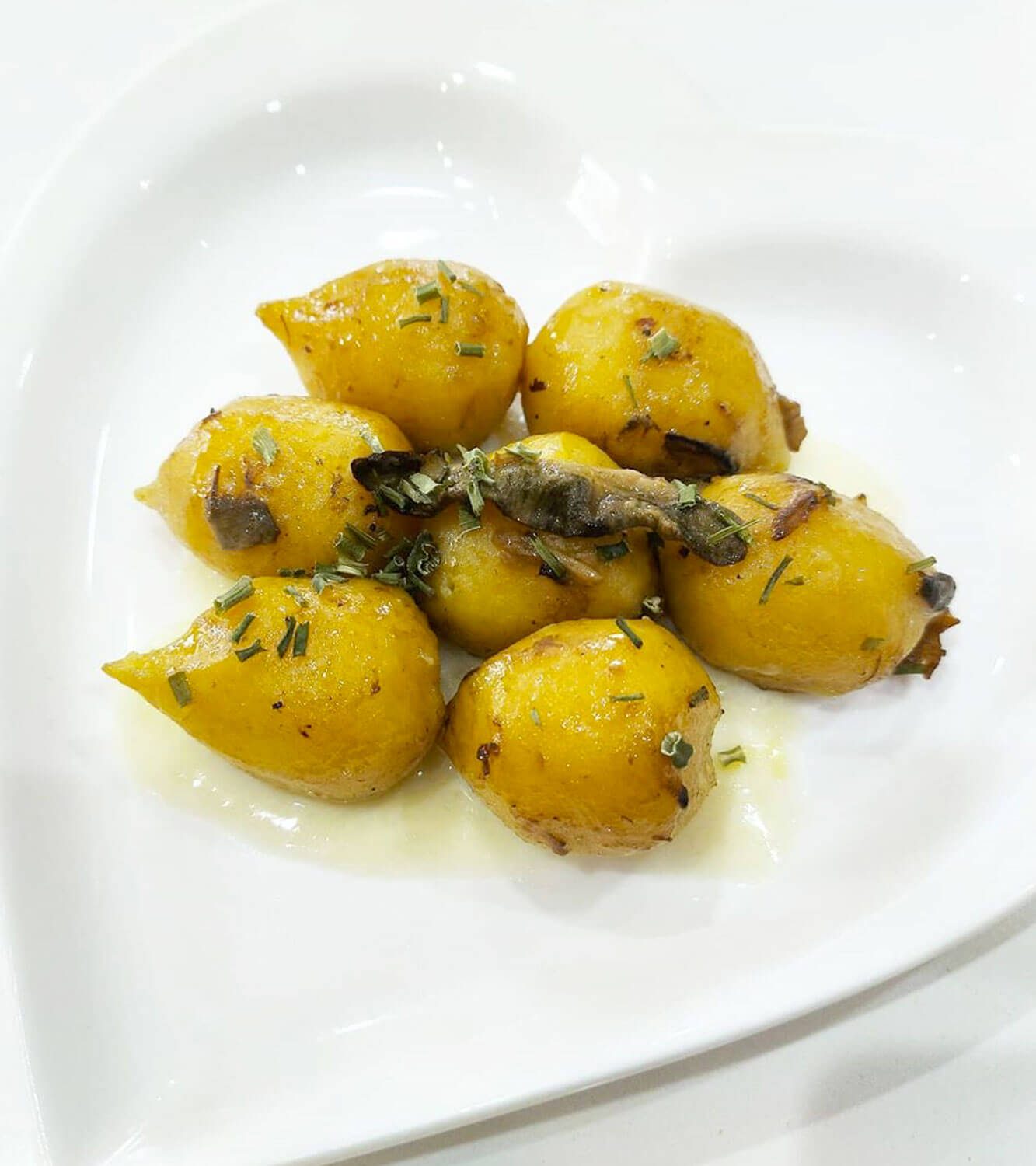 Gnocchi ripieni con asiago DOP e funghi porcini su fonduta di